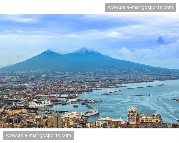 那不勒斯与切沃：维苏威火山下的足球史诗与紫色荣耀的交响